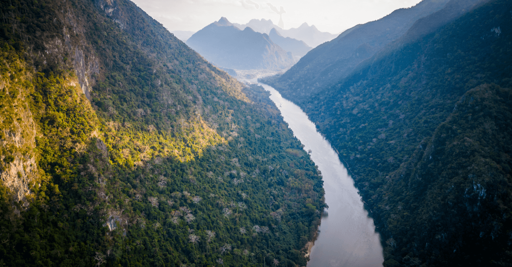 Voyage au Laos - rivière Nam Ou bordée de montagnes karstiques dans la vallée entre Muang Ngoi et Nong Khiaw