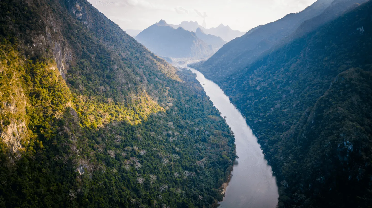 Voyage au Laos - rivière Nam Ou bordée de montagnes karstiques dans la vallée entre Muang Ngoi et Nong Khiaw