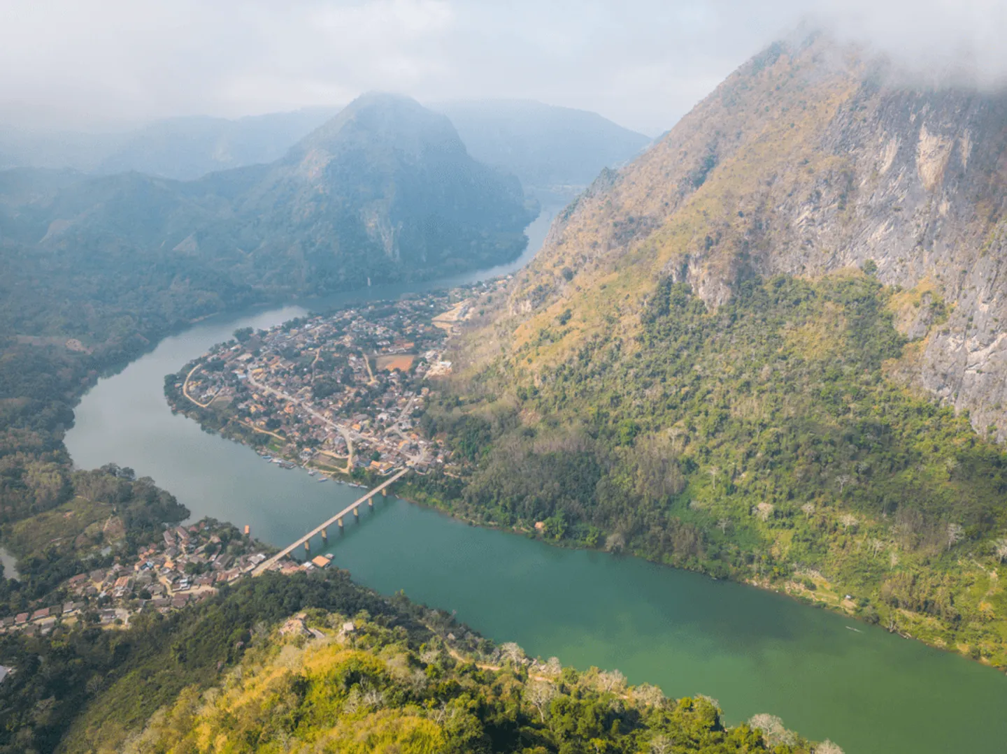Voyage au Laos - village de Nong Khiaw perché dans les montagnes du nord à 3h de Luang Prabang