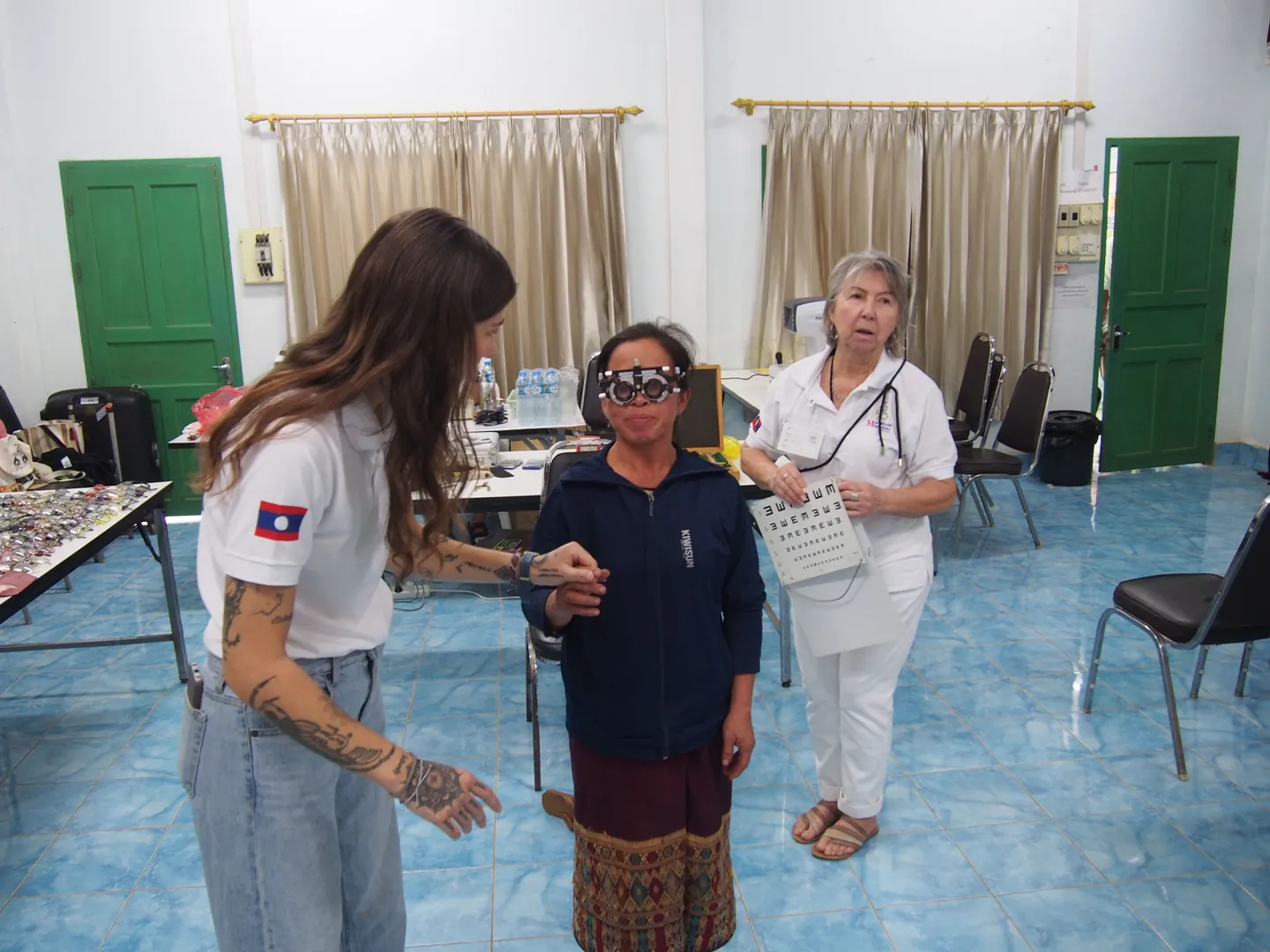 Voyage au Laos - soins médicaux pour plusieurs milliers de personnes lors des missions NK Seeds avec hôpitaux de district