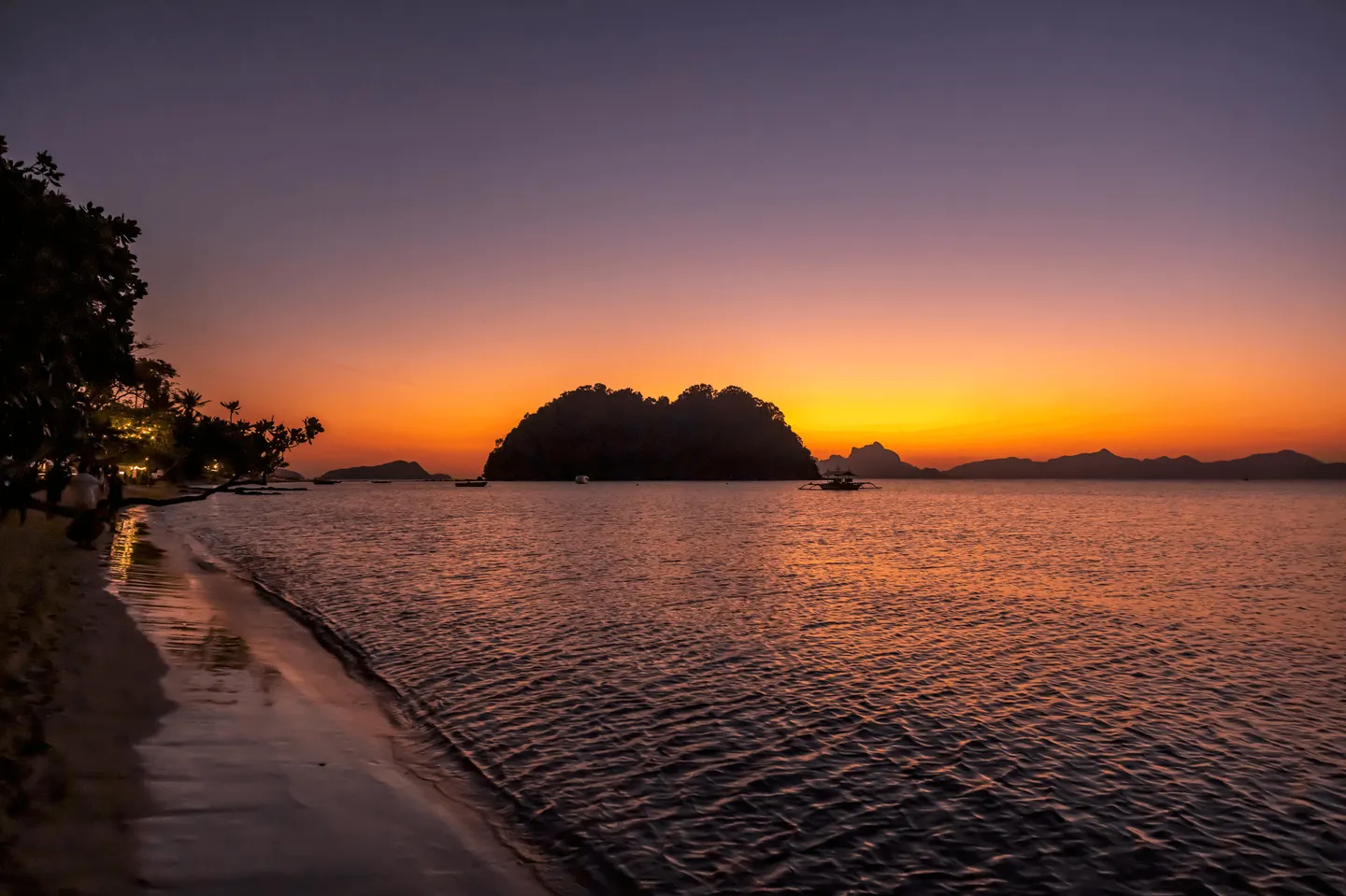 Voyage aux Philippines - incroyables couleurs durant le coucher de soleil sur la baie de Bacuit depuis la plage de Las Cabañas à El Nido