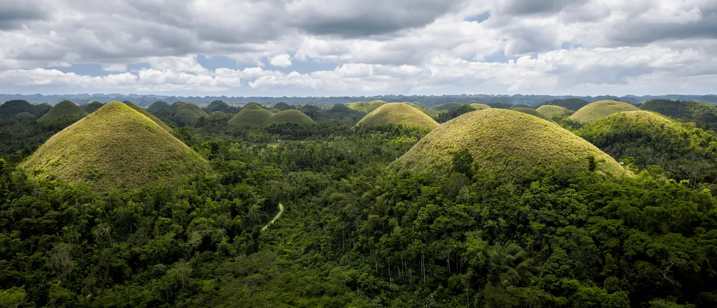 Voyage aux Philippines - panorama des 1 268 Chocolate Hills de Bohol vues depuis le viewpoint de Carmen