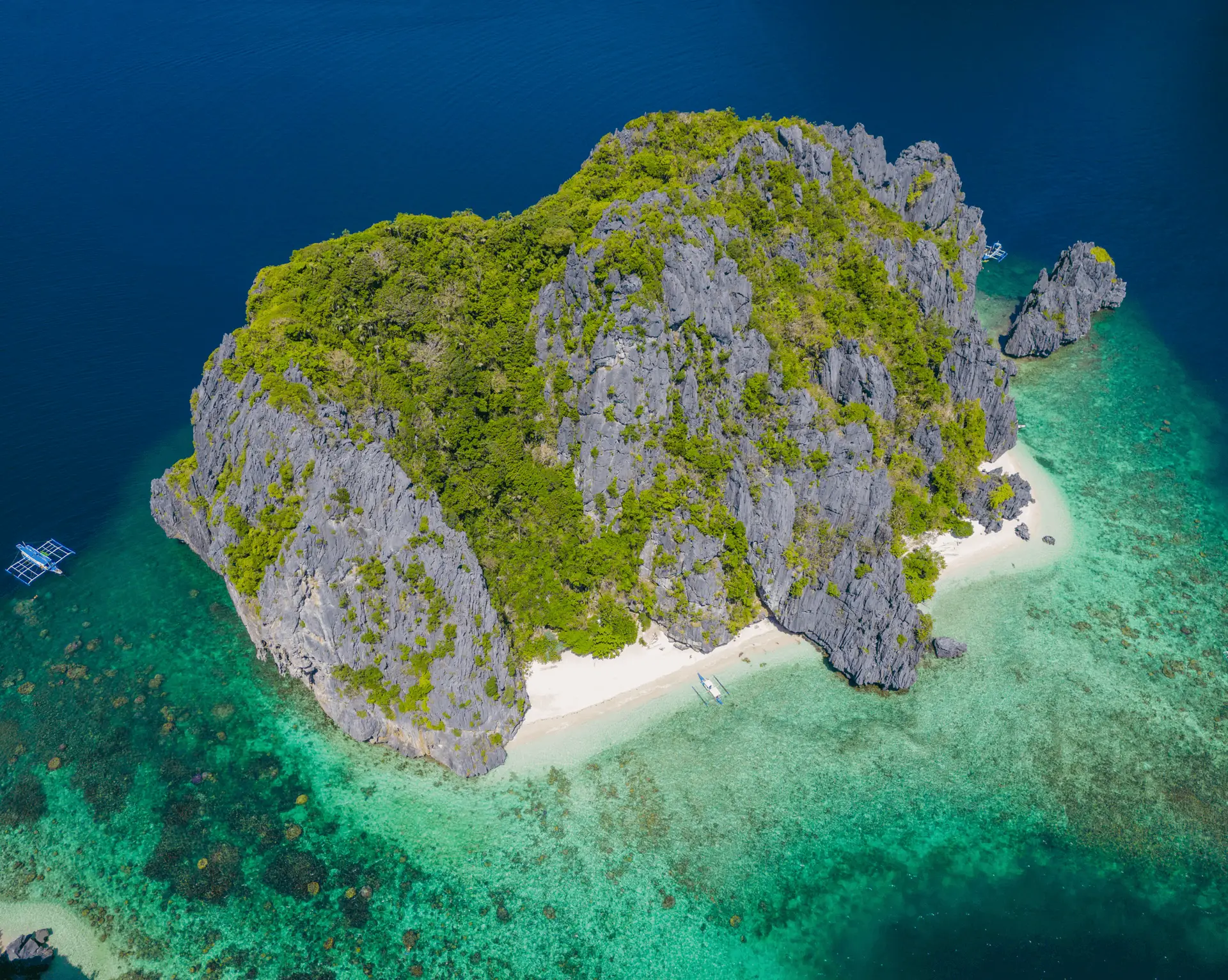 Voyage aux Philippines - Shimizu Island émergeant des eaux turquoise de la baie de Bacuit à El Nido, Palawan