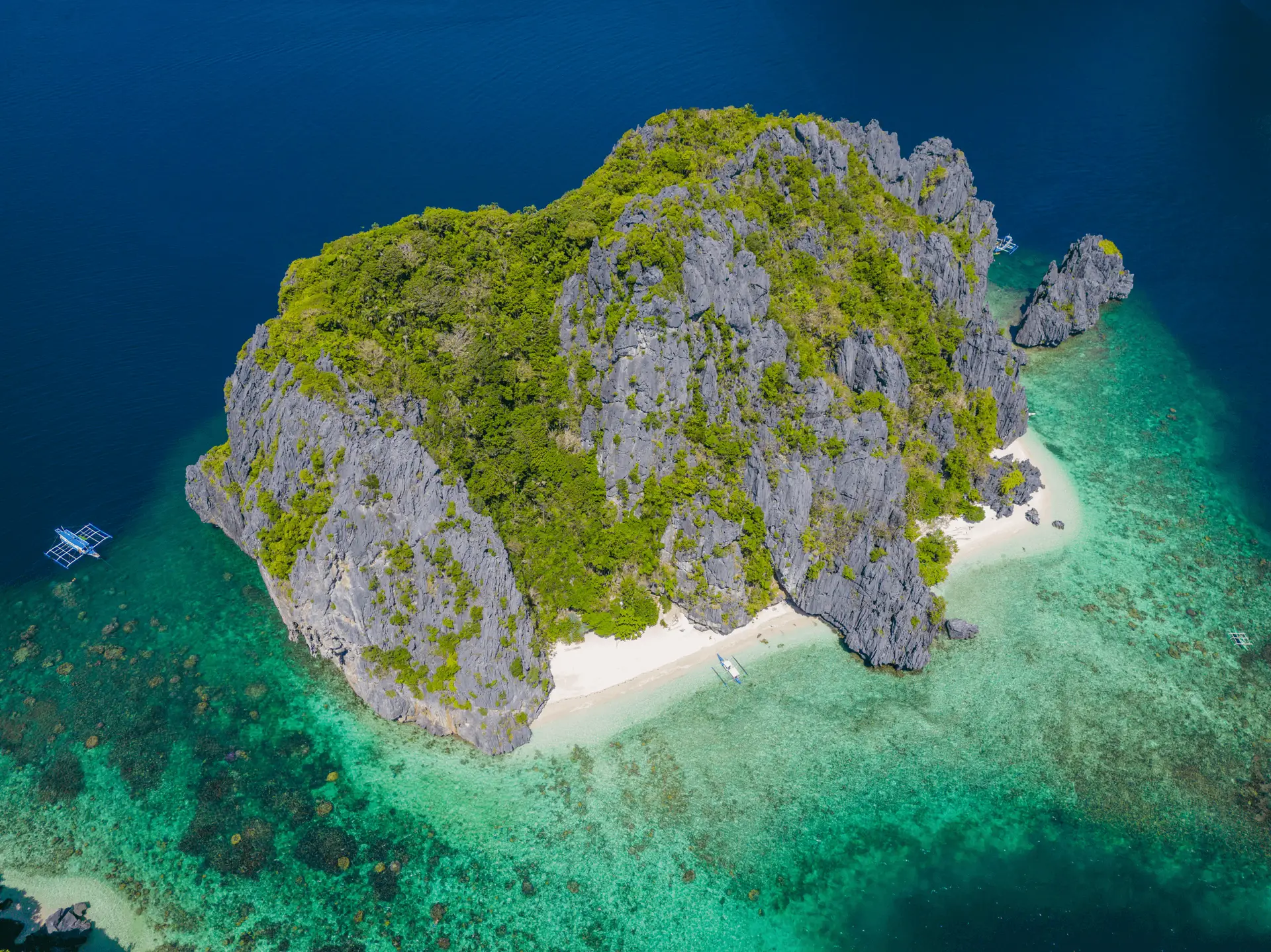 Voyage aux Philippines - Shimizu Island émergeant des eaux turquoise de la baie de Bacuit à El Nido, Palawan