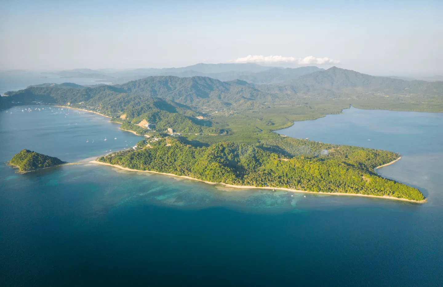 Voyage aux Philippines - vue aérienne de la plage de Las Cabañas et de la baie de Bacuit à El Nido