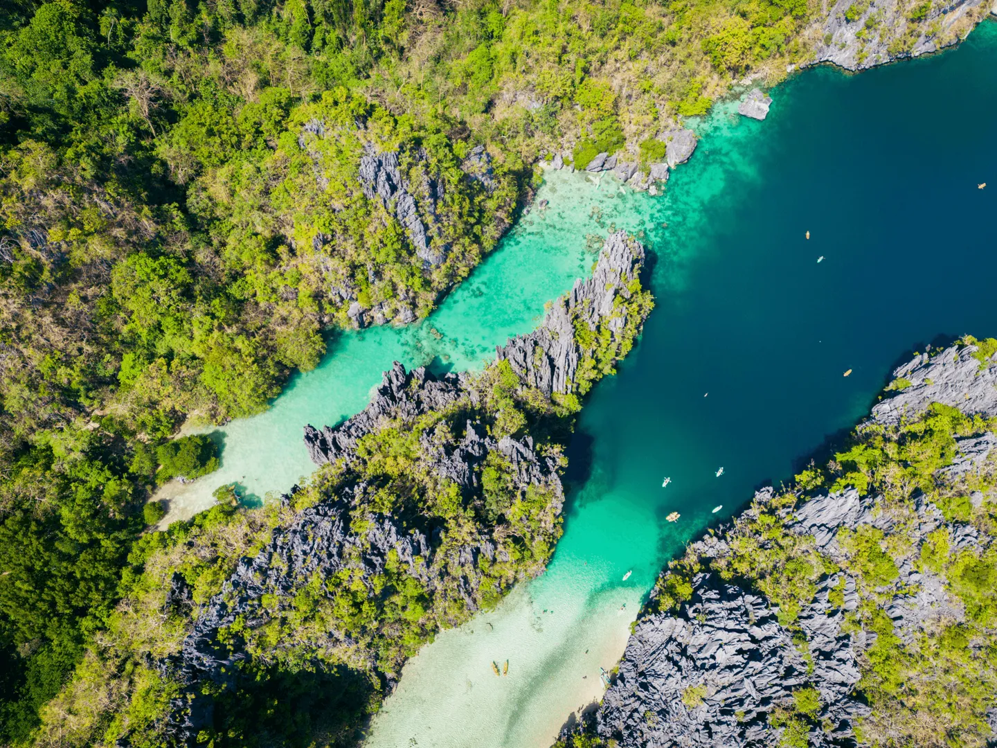 Voyage aux Philippines - Small Lagoon d’El Nido vu du ciel, cercle d’eau émeraude dans un écrin de calcaire