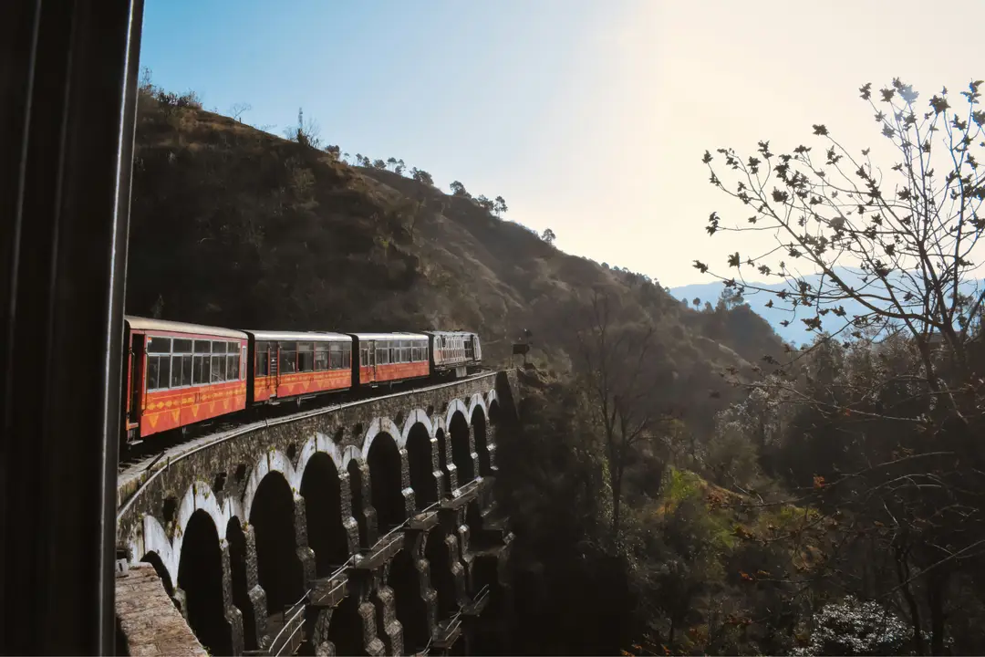 Train sur la ligne Kalka-Shimla dans l'Himachal Pradesh