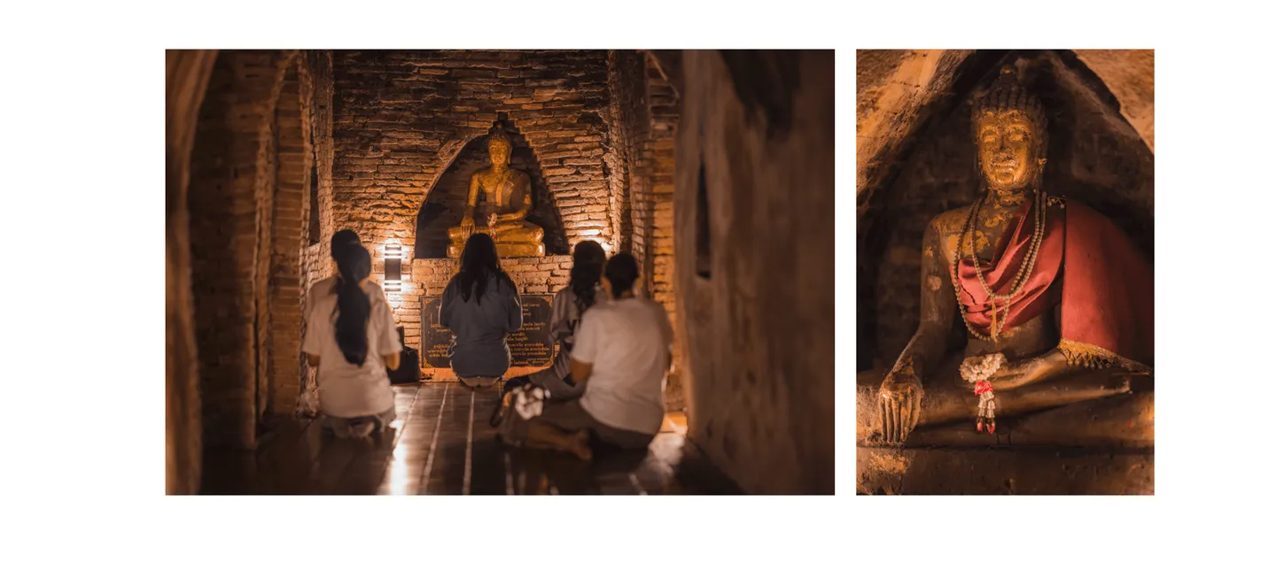 Voyage en Thaïlande - visiteurs en prière et méditation devant un Bouddha dans les tunnels du Wat Umong