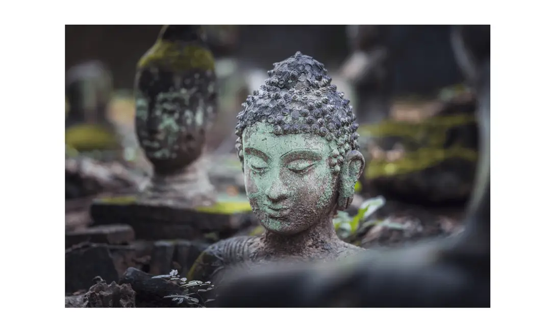 Voyage en Thaïlande - Têtes de statues brisées dans le jardin des Bouddhas oubliés du Wat Umong