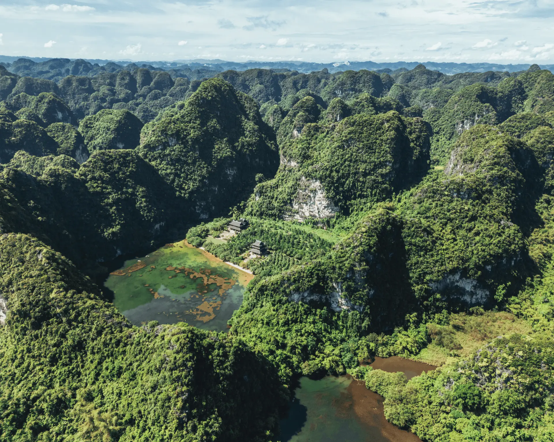 Voyage au Vietnam - Baie d'Halong terrestre à Ninh Binh avec pitons calcaires surgissant des rizières