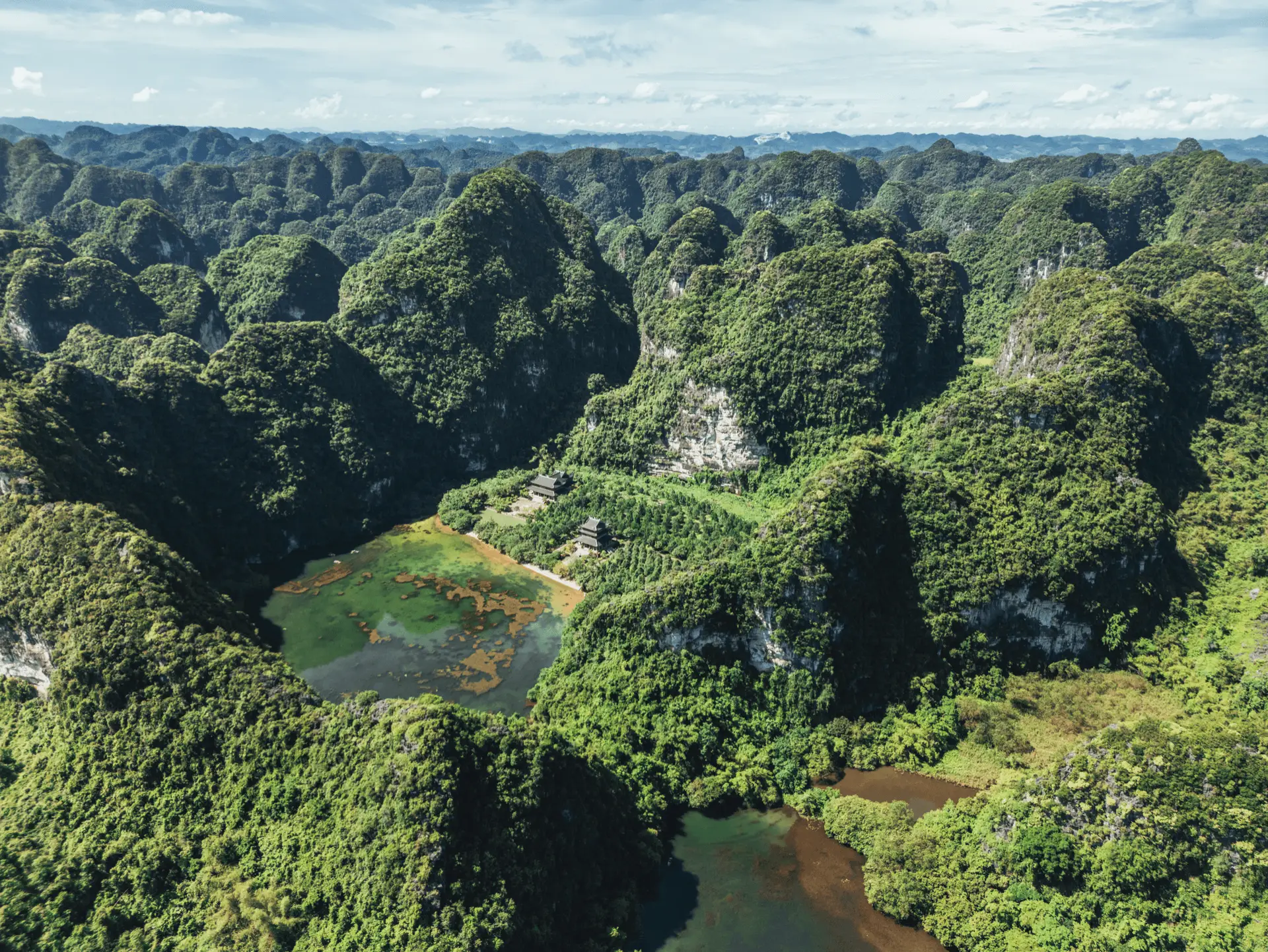 Voyage au Vietnam - Baie d'Halong terrestre à Ninh Binh avec pitons calcaires surgissant des rizières