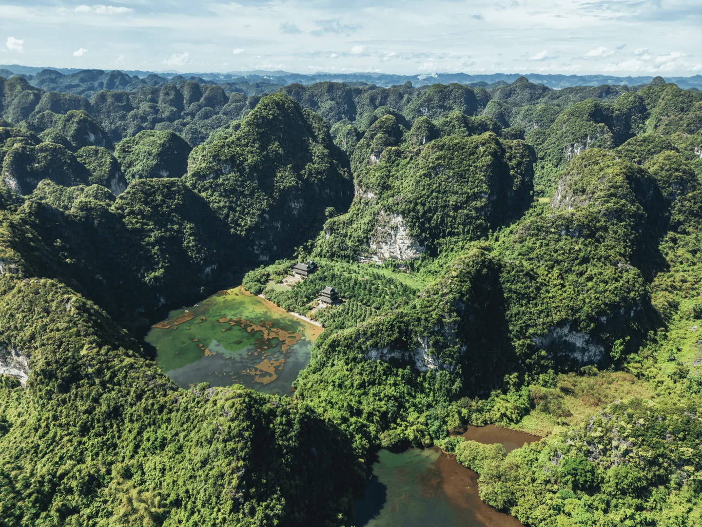 Voyage au Vietnam - Baie d'Halong terrestre à Ninh Binh avec pitons calcaires surgissant des rizières