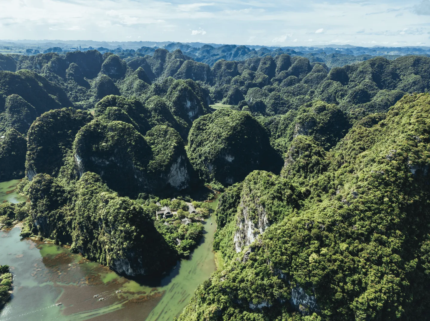Voyage au Vietnam - Ce sublime décor, ici vu du ciel, a été celui du film Kong: Skull Island tourné à Trang An en 2016, paysage de monde perdu