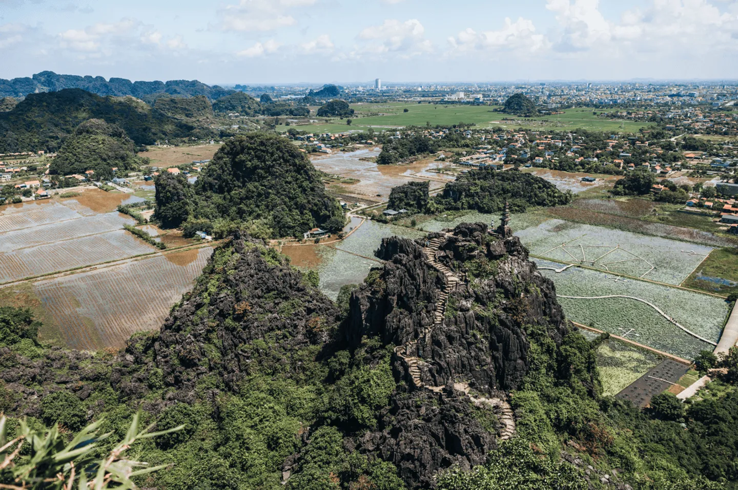Voyage au Vietnam - escaliers en pierre serpentant à flanc de montagne vers le viewpoint Hang Mua