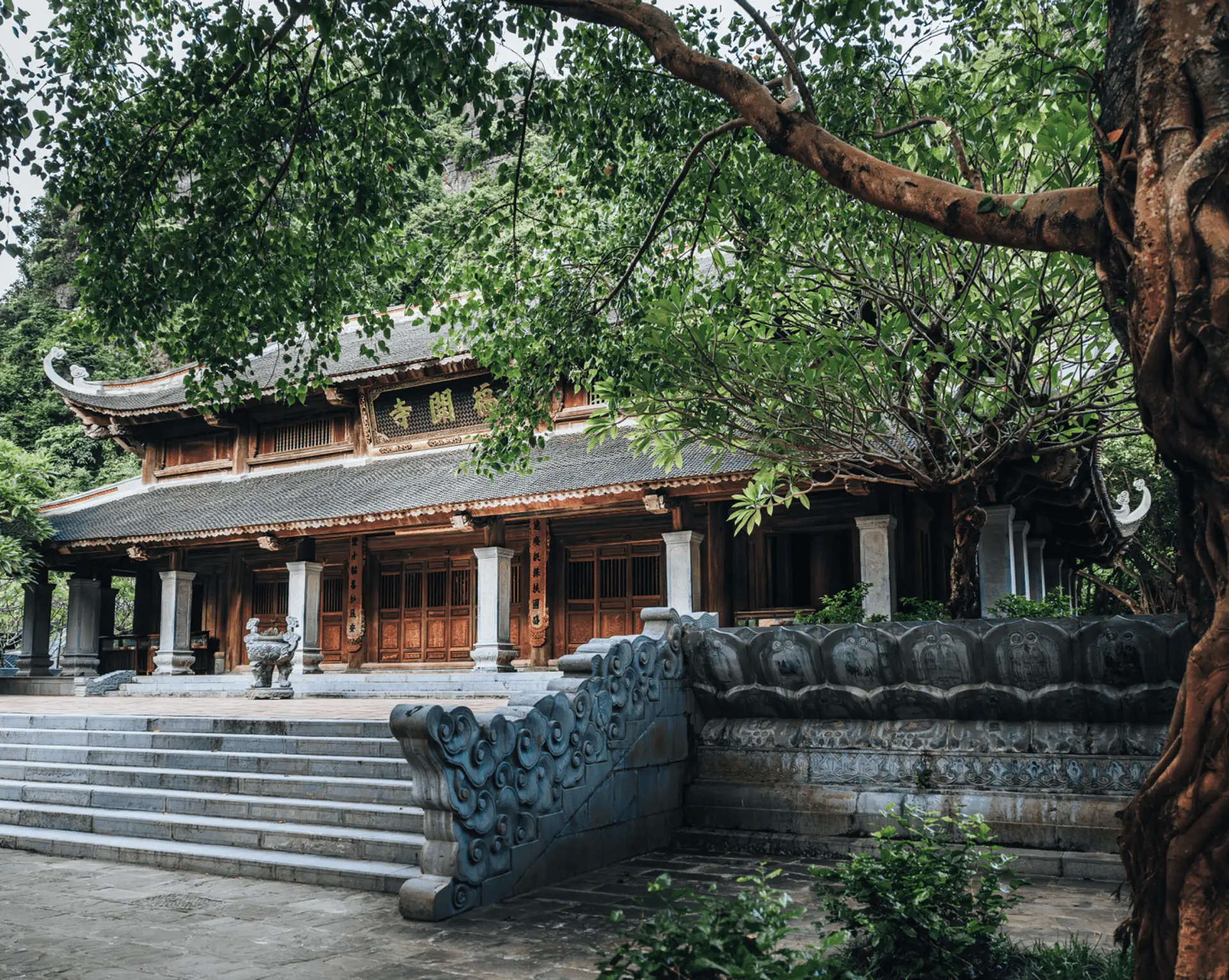 Voyage au Vietnam - architecture traditionnelle vietnamienne des temples avec toits incurvés et colonnes laquées