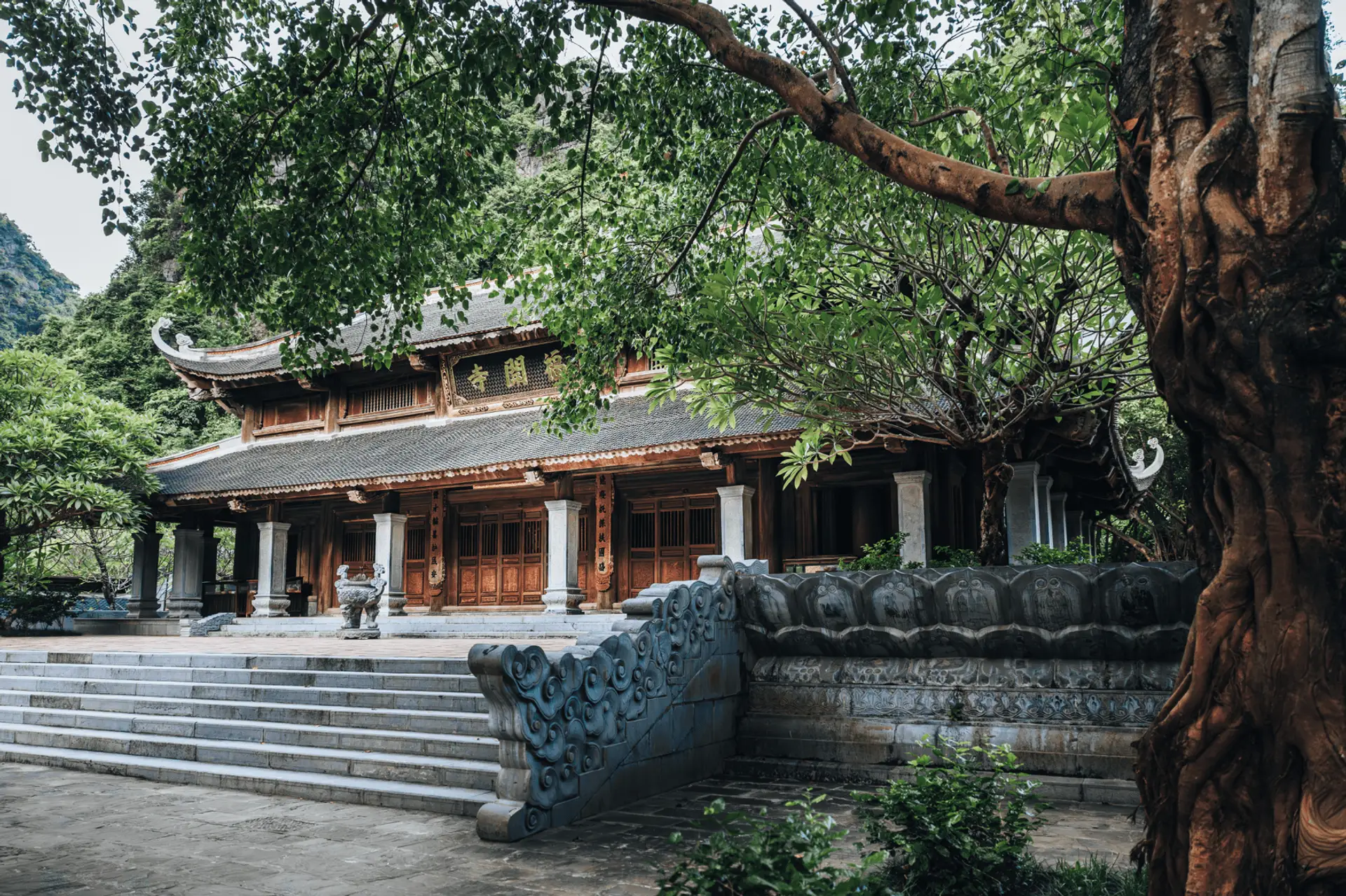 Voyage au Vietnam - architecture traditionnelle vietnamienne des temples avec toits incurvés et colonnes laquées