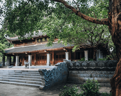 Voyage au Vietnam - architecture traditionnelle vietnamienne des temples avec toits incurvés et colonnes laquées