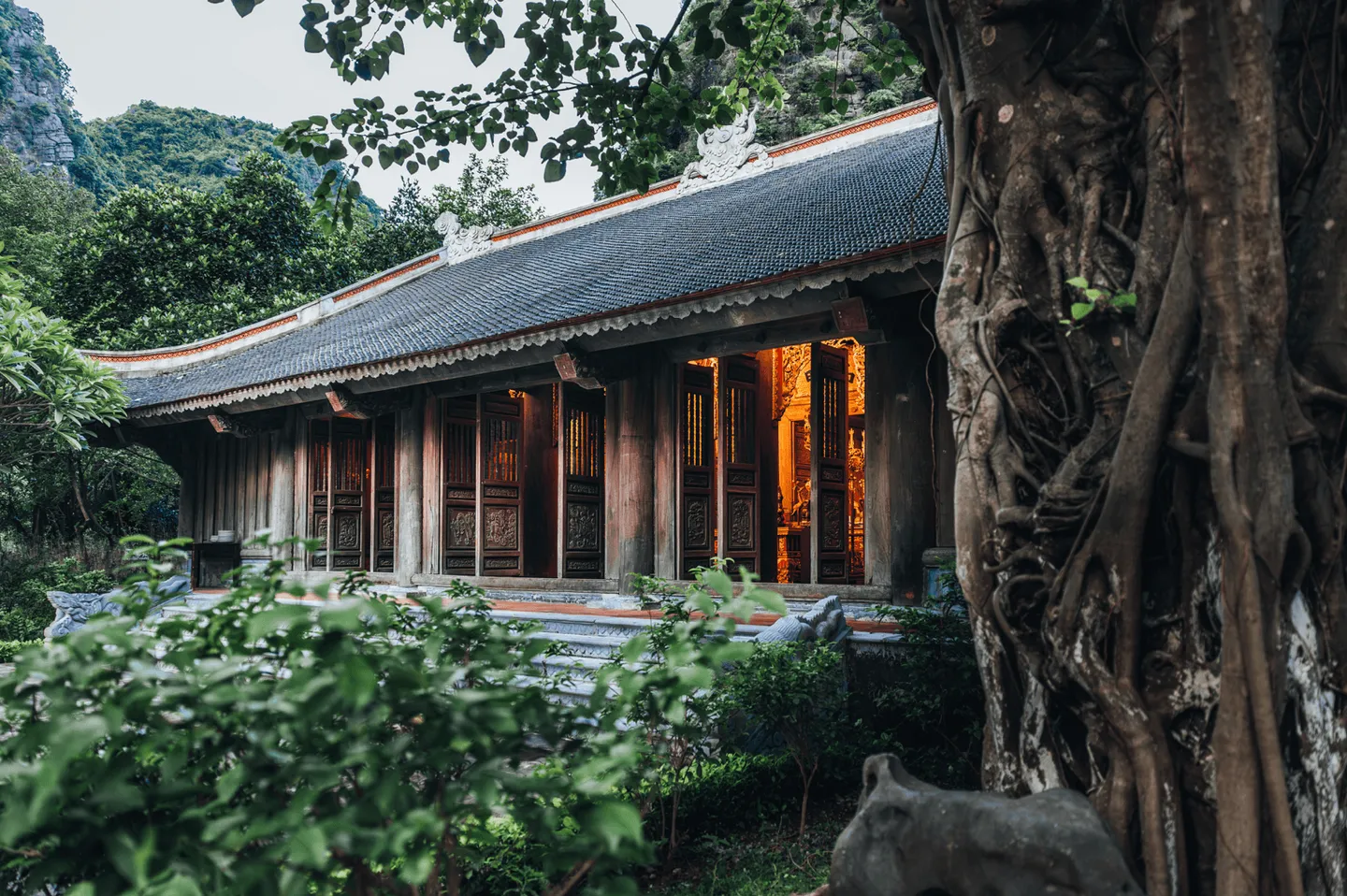 Voyage au Vietnam - L'un des temples de Trang An, dans la Baie d'Halong terrestre au Vietnam