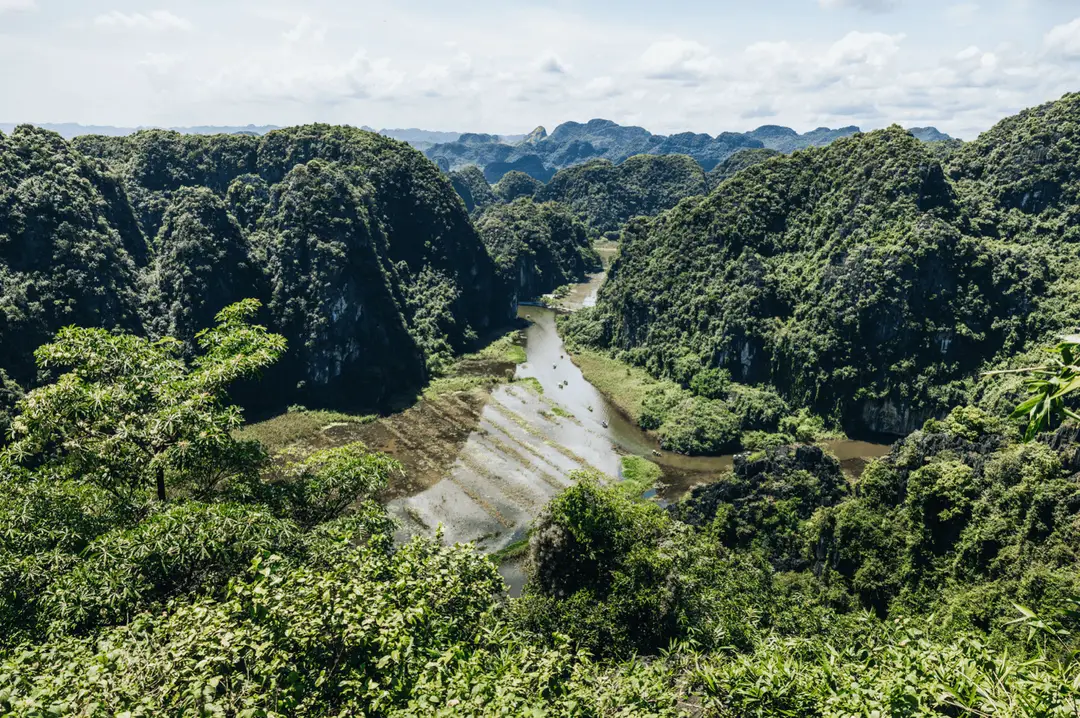 Voyage au Vietnam - rivière Ngo Dong sinuant entre les rizières comme un ruban argenté vue depuis Hang Mua