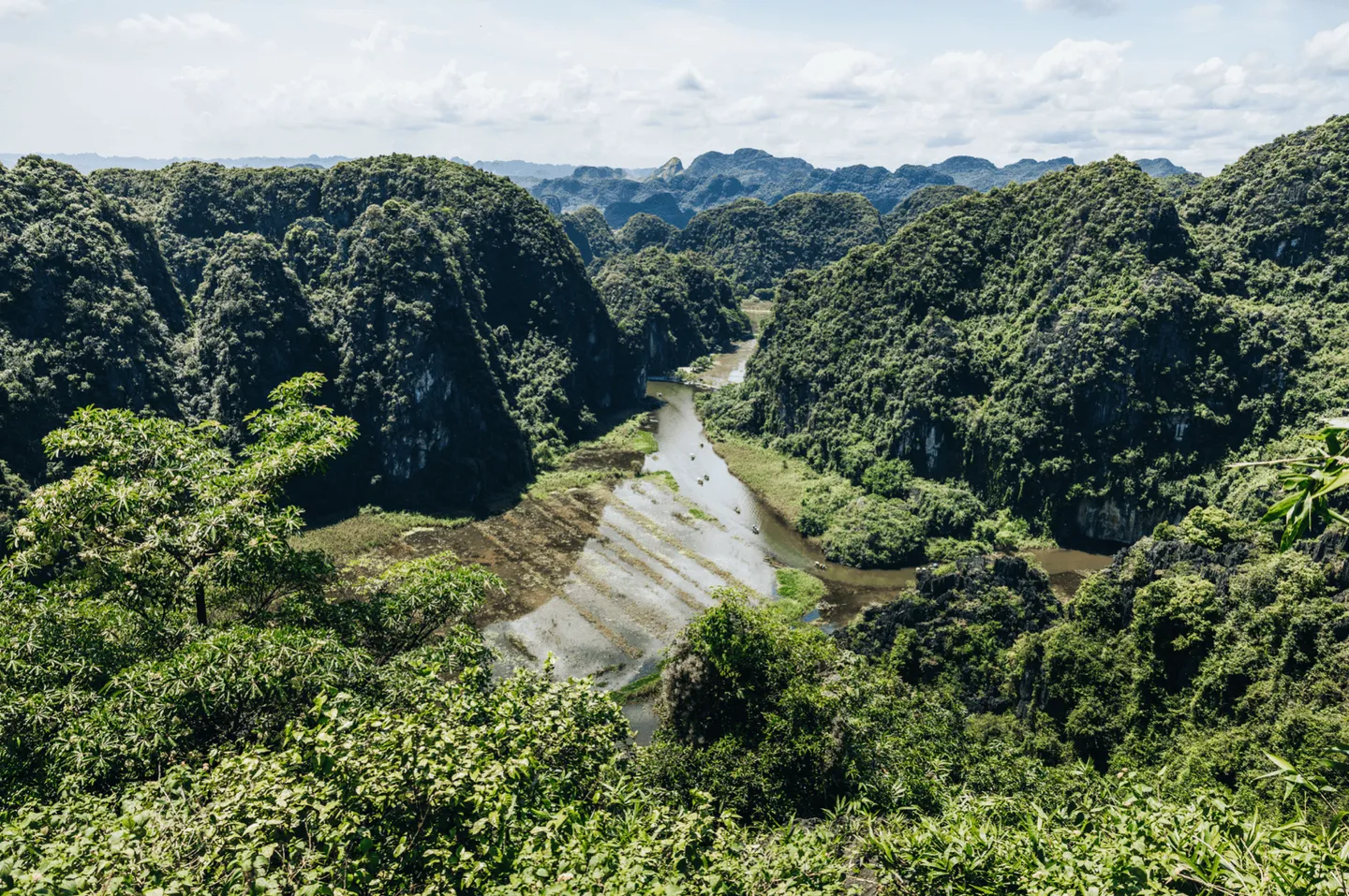 Voyage au Vietnam - rivière Ngo Dong sinuant entre les rizières comme un ruban argenté vue depuis Hang Mua