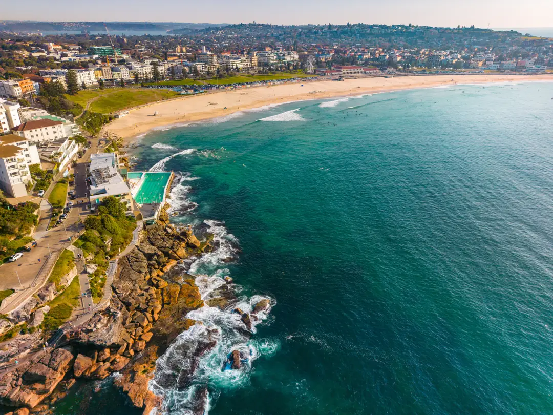 vue aérienne de Bondi Beach à Sydney, mettant en valeur des eaux turquoise vibrantes et des plages de sable.jpg