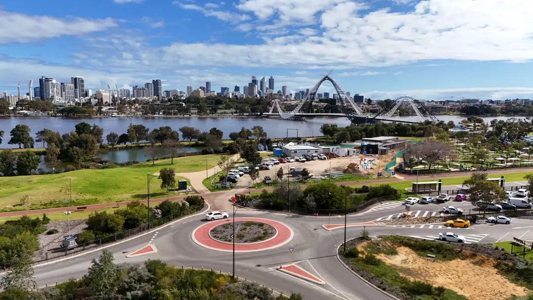 vue aérienne de la skyline de Perth avec la Swan River et le pont Matagarup.jpg