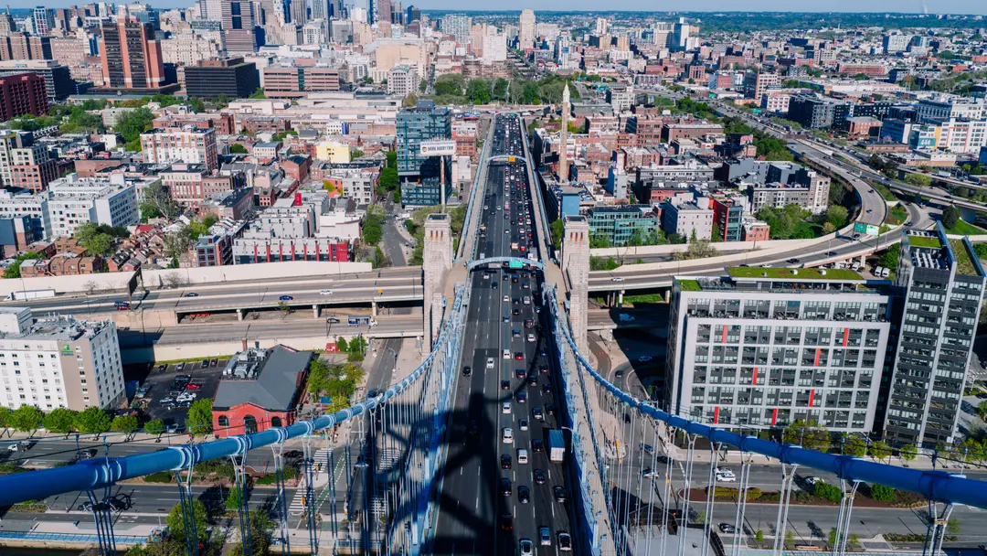 Vue aérienne du pont Benjamin Franklin et de Philadelphie par temps clair