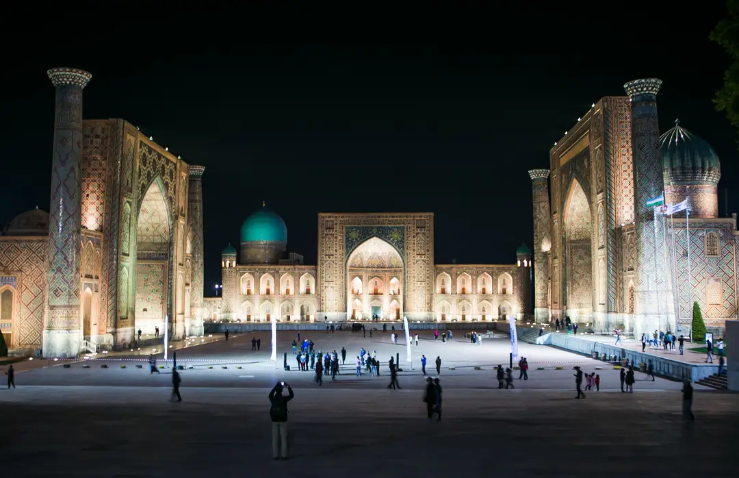 vue nocturne de la place Registan, un site historique d'architecture islamique à Samarcande, Ouzbékistan.jpg