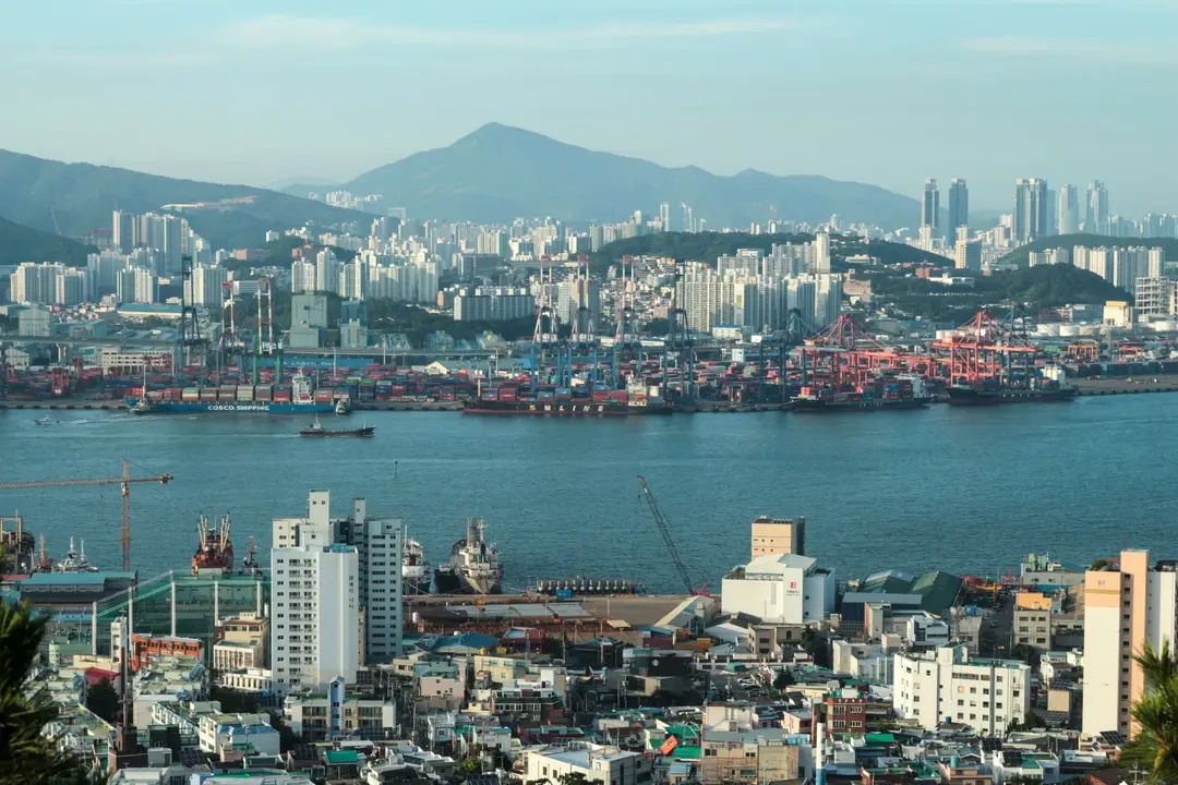 vue panoramique de la ville de Busan avec des gratte-ciel et un port animé