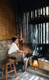Voyage en Asie — Femme dans une cuisine traditionnelle indonésienne, scène de vie locale