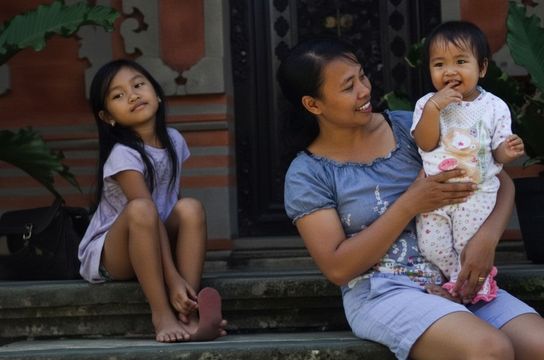 Indonesisches Dorf mit Mutter und Kindern auf Flores