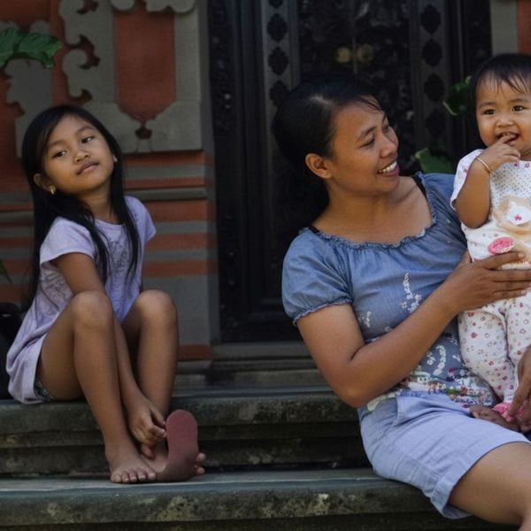 Indonesisches Dorf mit Mutter und Kindern auf Flores