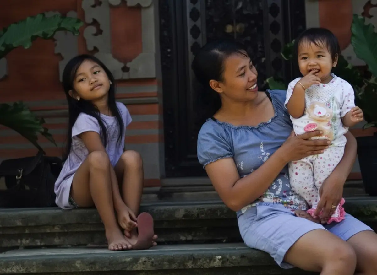 Indonesisches Dorf mit Mutter und Kindern auf Flores