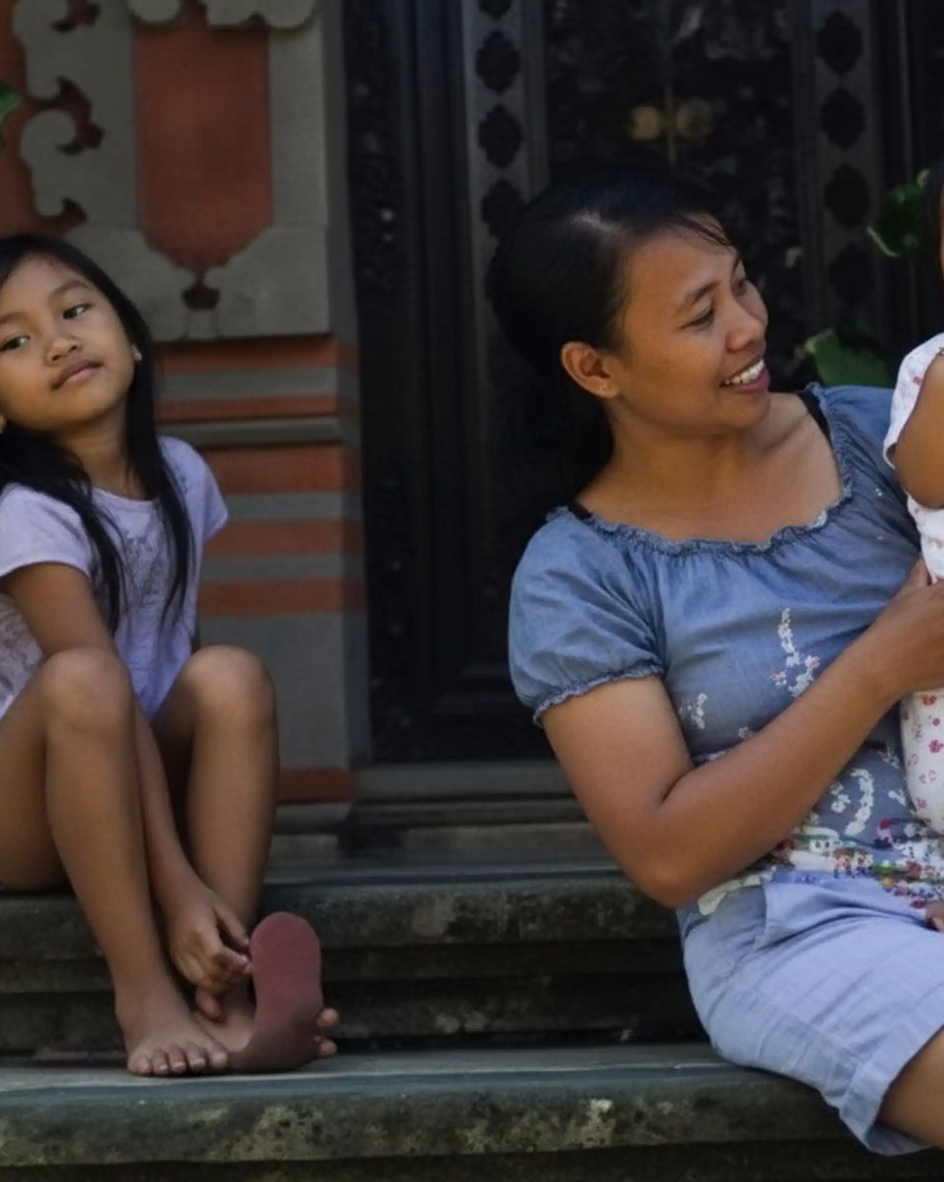 Indonesisches Dorf mit Mutter und Kindern auf Flores
