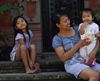 Indonesisches Dorf mit Mutter und Kindern auf Flores