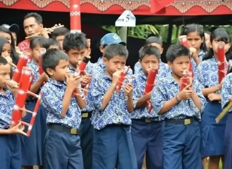 Indonesische Schulklasse auf Sulawesi