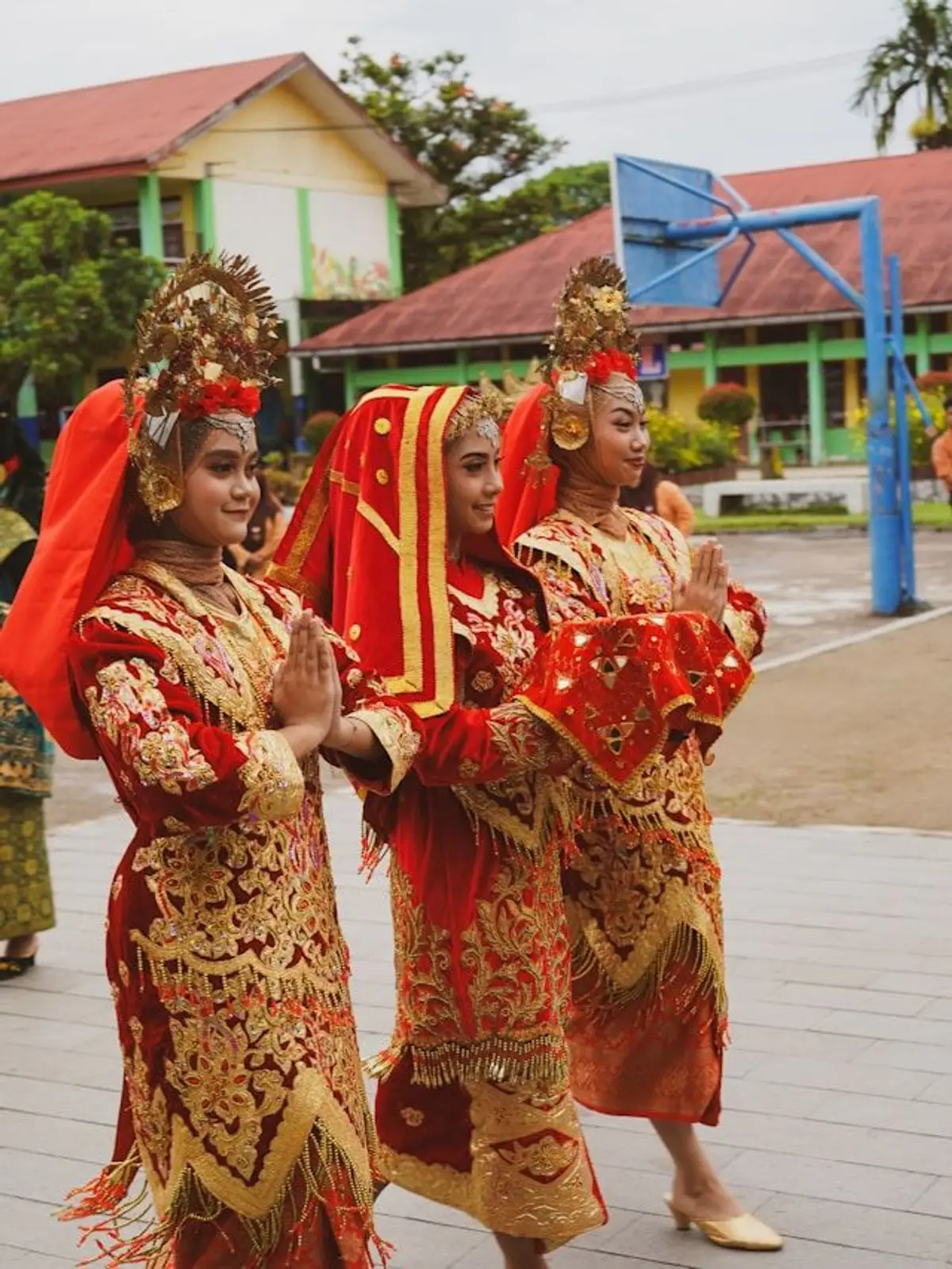 Tradtionell angekleidete Frauen in Indonesien 