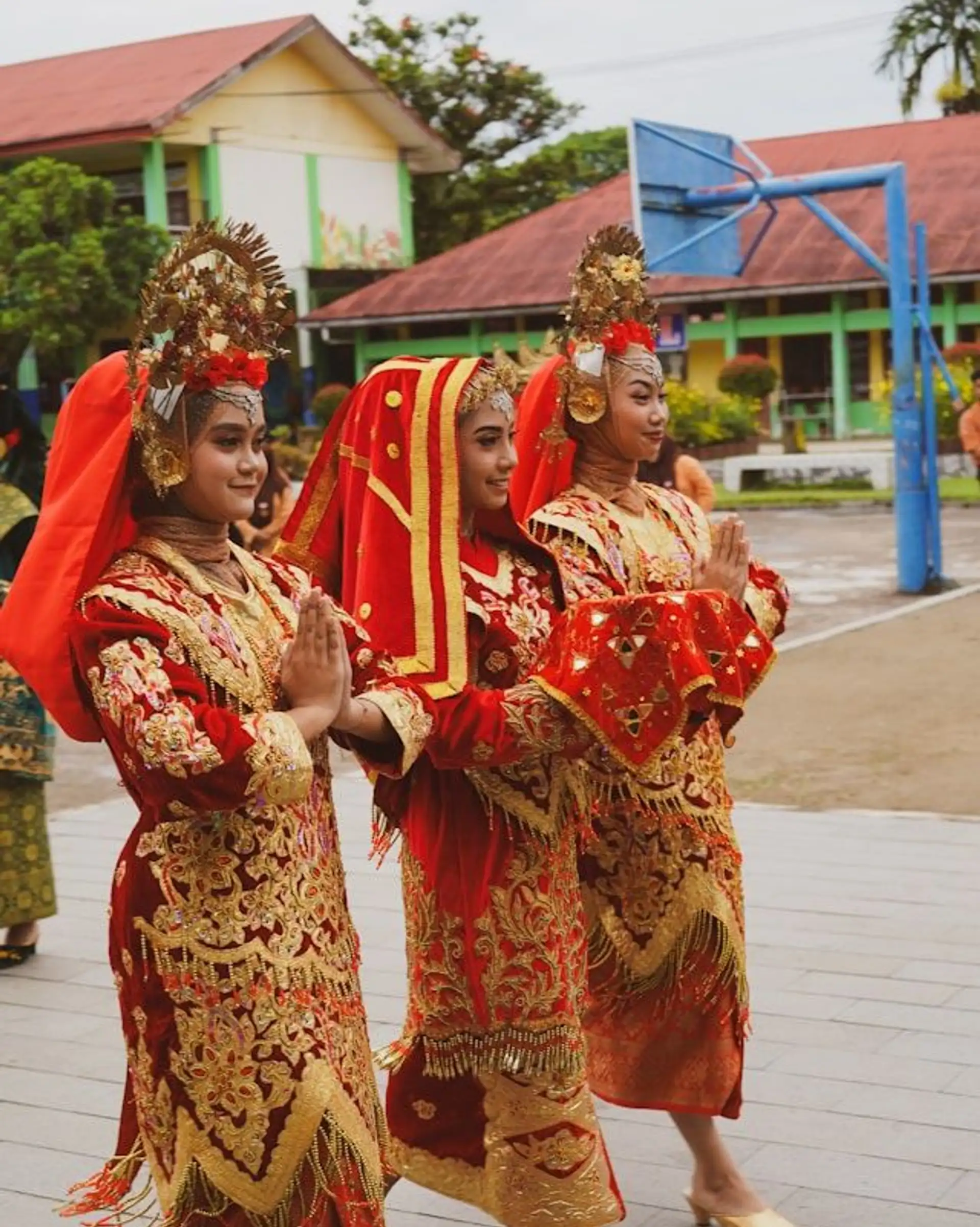 Tradtionell angekleidete Frauen in Indonesien 