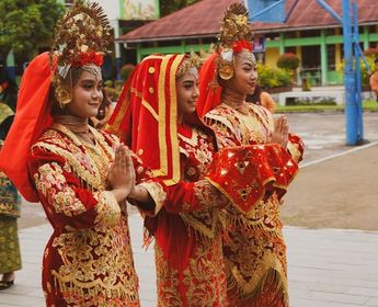 Tradtionell angekleidete Frauen in Indonesien 