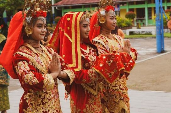 Tradtionell angekleidete Frauen in Indonesien 