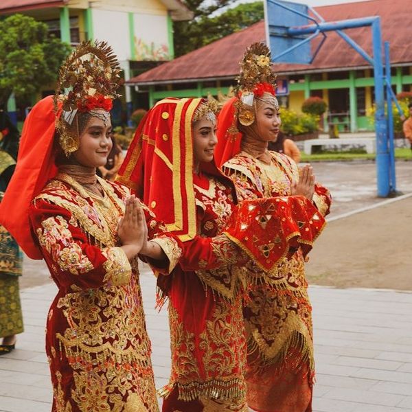 Tradtionell angekleidete Frauen in Indonesien 