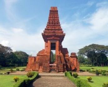 Voyage en Asie — Temples Pura Taman Ayun à Bali : meru aux toits étagés et autels en pierre sculptée sous un ciel bleu ensoleillé.