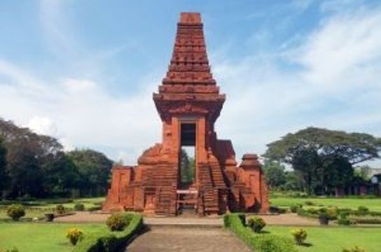 Voyage en Asie — Temples Pura Taman Ayun à Bali : meru aux toits étagés et autels en pierre sculptée sous un ciel bleu ensoleillé.