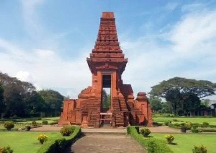 Voyage en Asie — Temples Pura Taman Ayun à Bali : meru aux toits étagés et autels en pierre sculptée sous un ciel bleu ensoleillé.