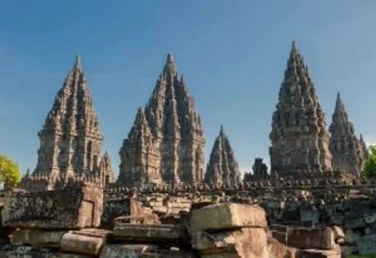 Voyage en Asie — Temples hindous de Prambanan à Java, Indonésie : tours sanctuaires en pierre et ruines sous un ciel bleu clair.