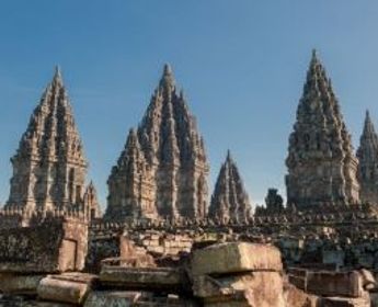 Voyage en Asie — Temples hindous de Prambanan à Java, Indonésie : tours sanctuaires en pierre et ruines sous un ciel bleu clair.