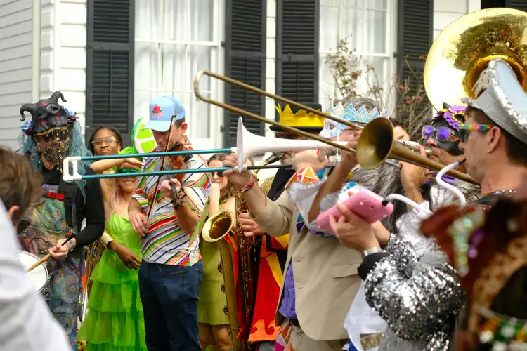 Musiciens costumés d'une fanfare jouant du trombone et du tuba lors du défilé de Mardi Gras à la Nouvelle-Orléans en Louisiane