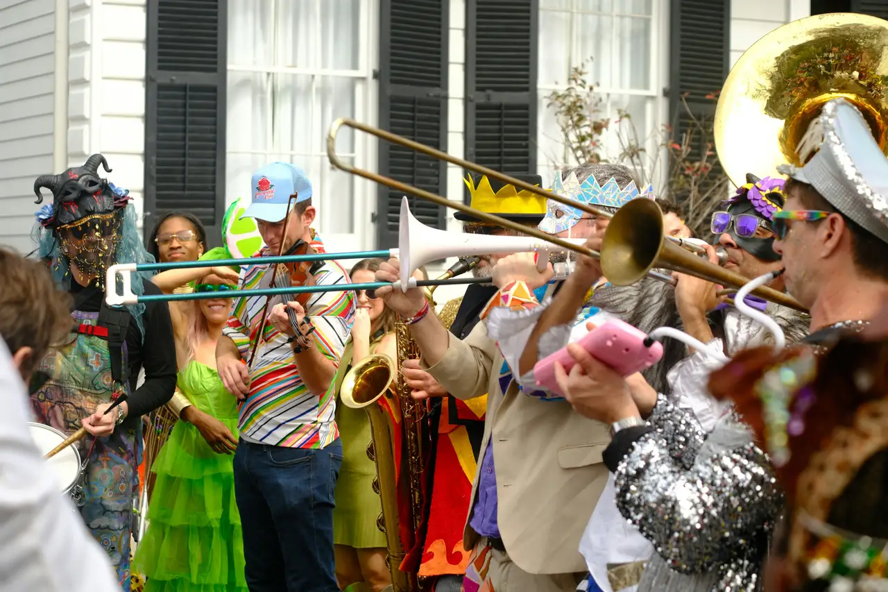 Musiciens costumés d'une fanfare jouant du trombone et du tuba lors du défilé de Mardi Gras à la Nouvelle-Orléans en Louisiane