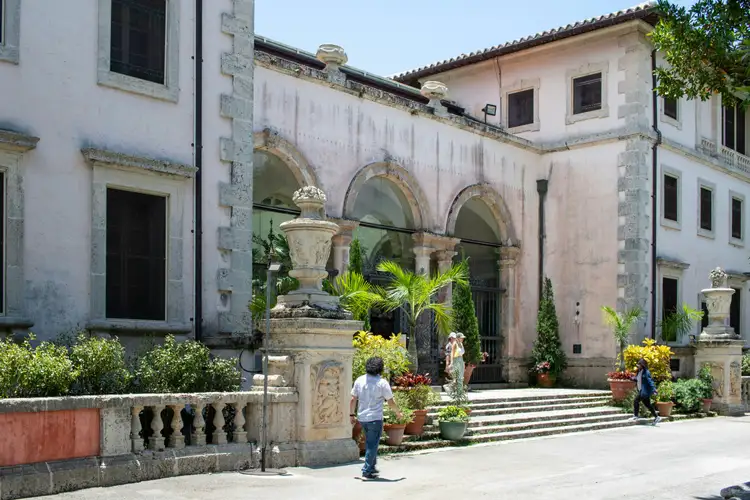 Façade historique de style Renaissance italienne de la villa Vizcaya entourée d'arbres et de verdure à Miami