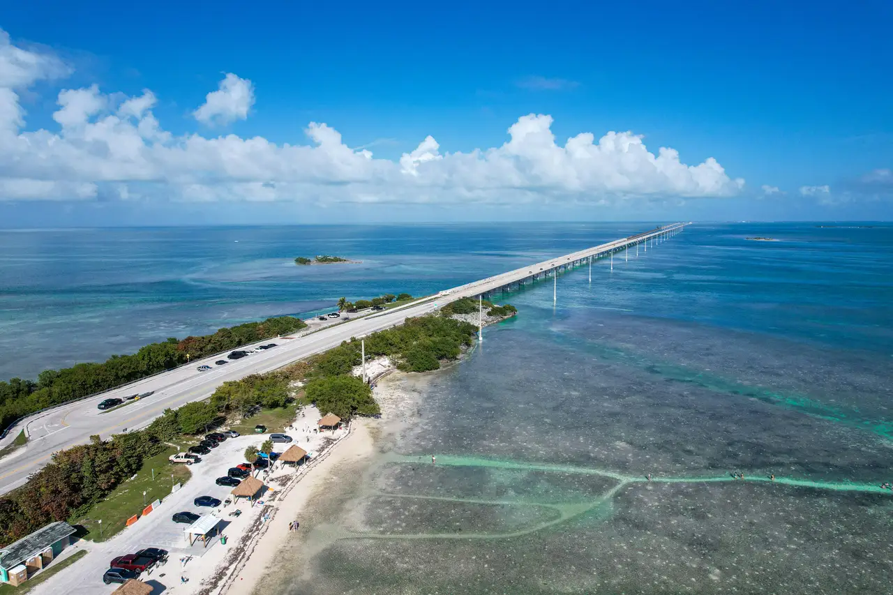 Vue aérienne spectaculaire du Seven Mile Bridge sur l'Overseas Highway traversant les eaux turquoise des Keys en Floride